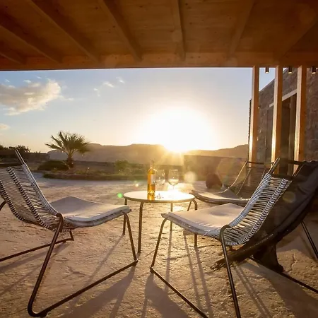 Private Sea View Yard Apartment *